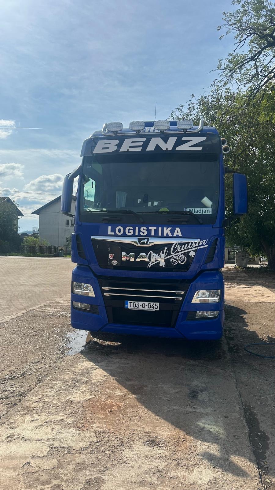 Plavi MAN kamion izfront, pogled na prednji deo sa BENZ LOGISTIKA natpisom