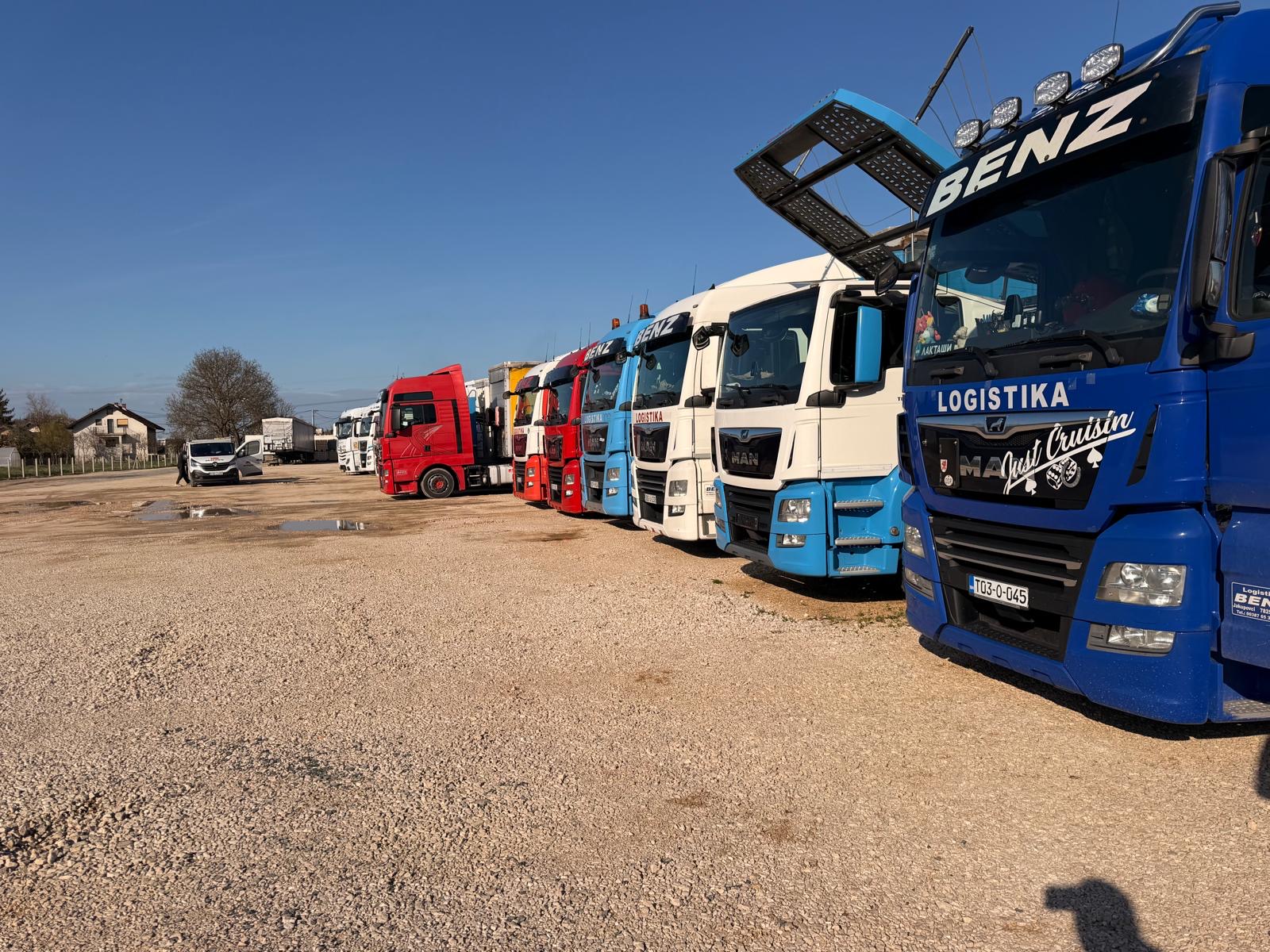 Red kamiona Logistika BENZ parkiranih u bazi